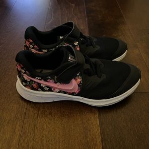 Star Runner Nike- Floral girl tennis shoes
